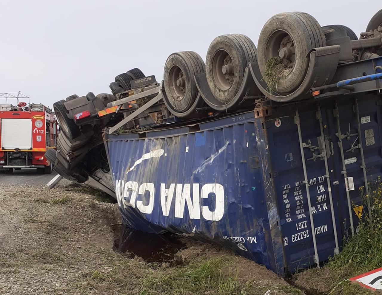 TIR răsturnat pe DN22, în zona Gura Dobrogei