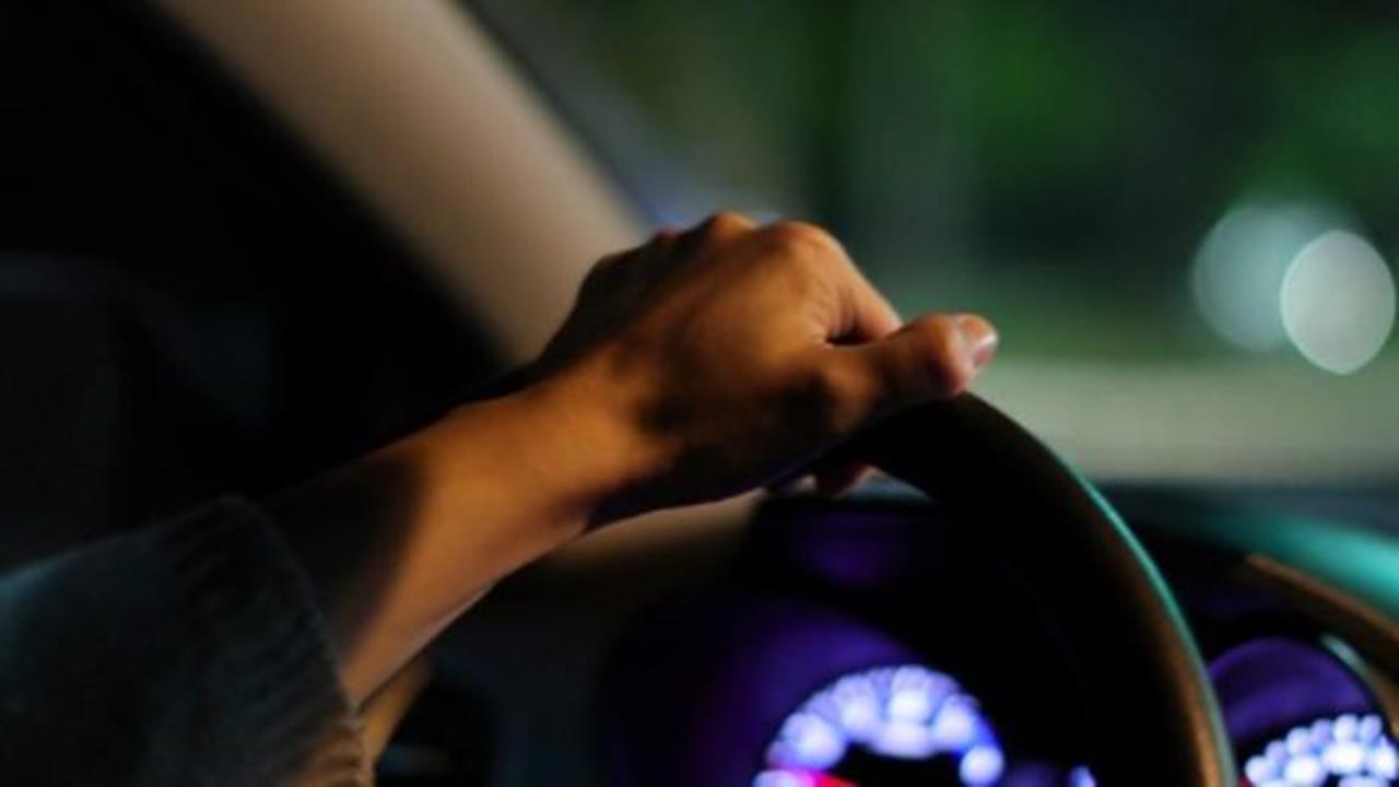 Dosar penal pentru un tânăr de 19 ani care a fost prins la volan, deși nu avea permis de conducere
