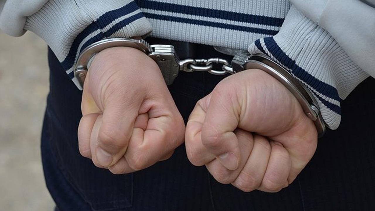 Tânăr de 23 de ani reținut pentru evadare și furt calificat