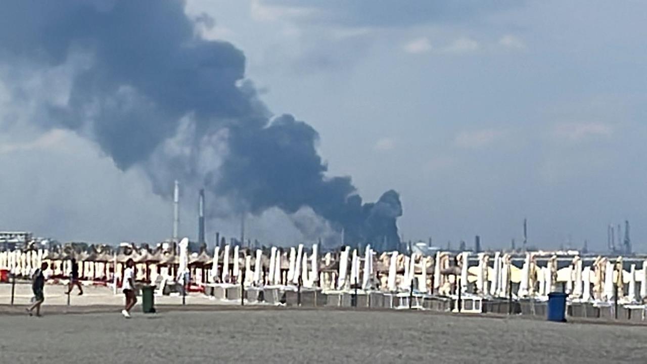 Incendiu la Rafinăria Petromidia. Flăcările se văd de la câțiva kilometri - A fost activat Planul Roșu