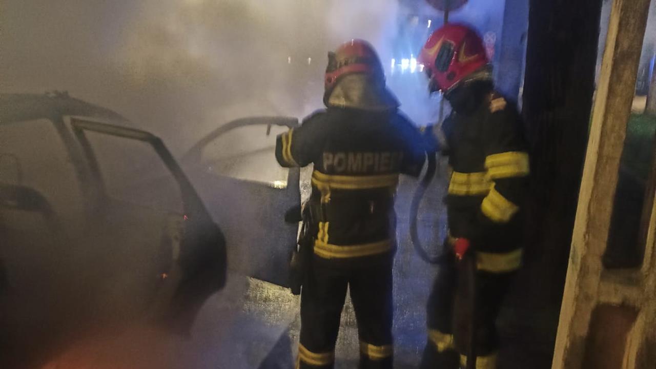 (FOTO) Două mașini au fost cuprinse de flăcări, în Tulcea