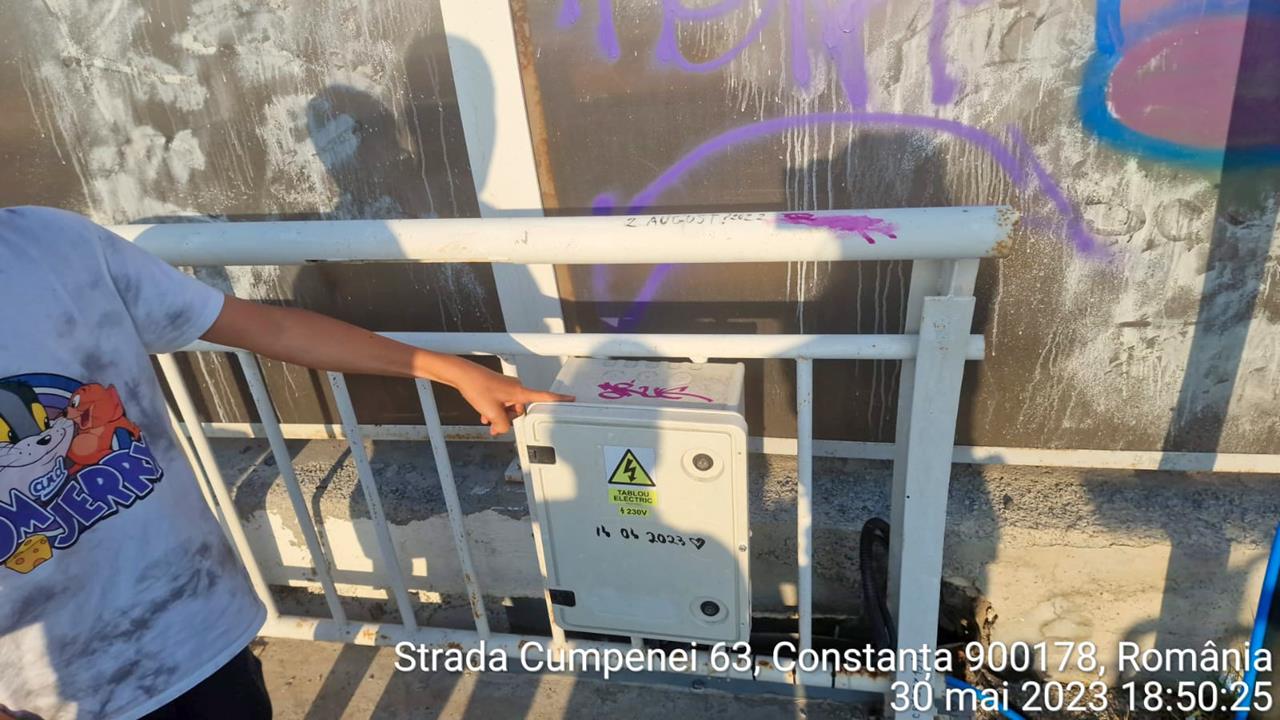 (FOTO) Copii prinși în timp ce desenau cu markere pe pereții și balustradele din pasajul de la Cora Brătianu: părinții au fost amendați
