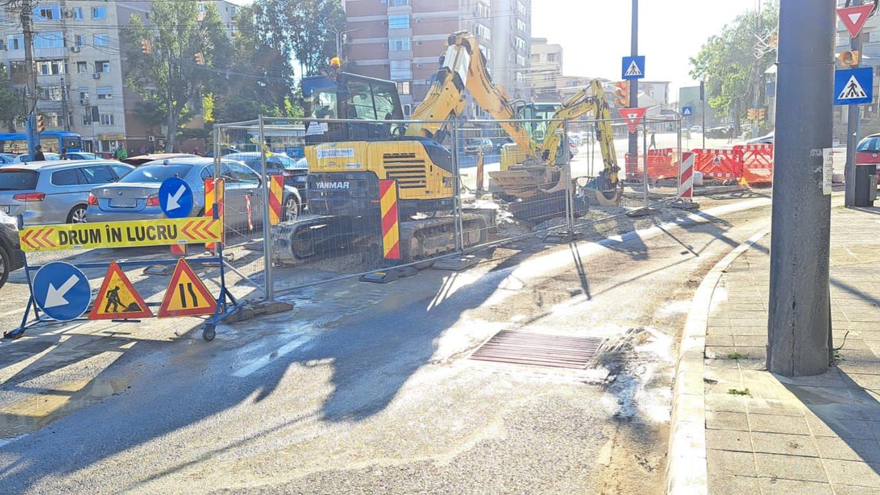 ATENȚIE, ȘOFERI! Trafic îngreunat în zona Casei de Cultură din cauza unei avarii majore RAJA