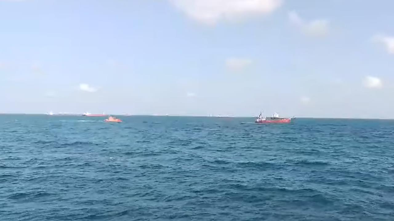 (VIDEO) Intervenție de urgență a ARSVOM. Navă cu opt persoane la bord, în pericol de scufundare, la Constanța