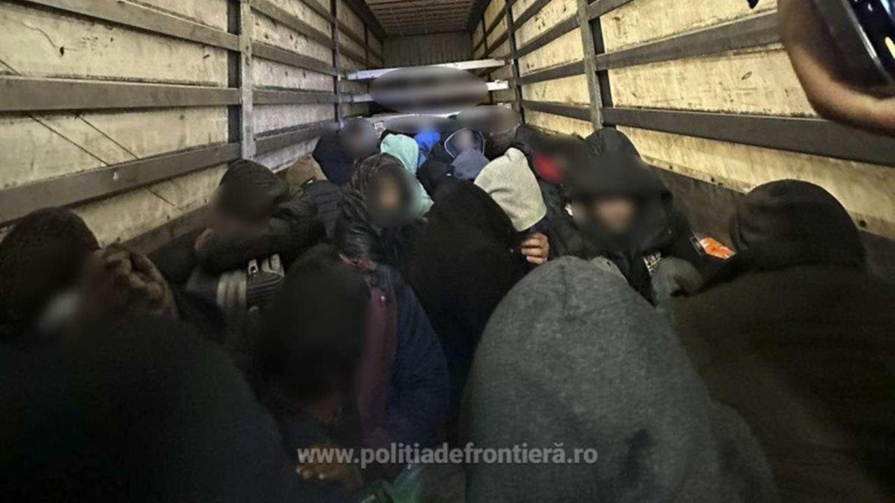 26 de migranți din Afganistan, depistați de polițiștii de frontieră constănțeni, într-o autoutilitară 