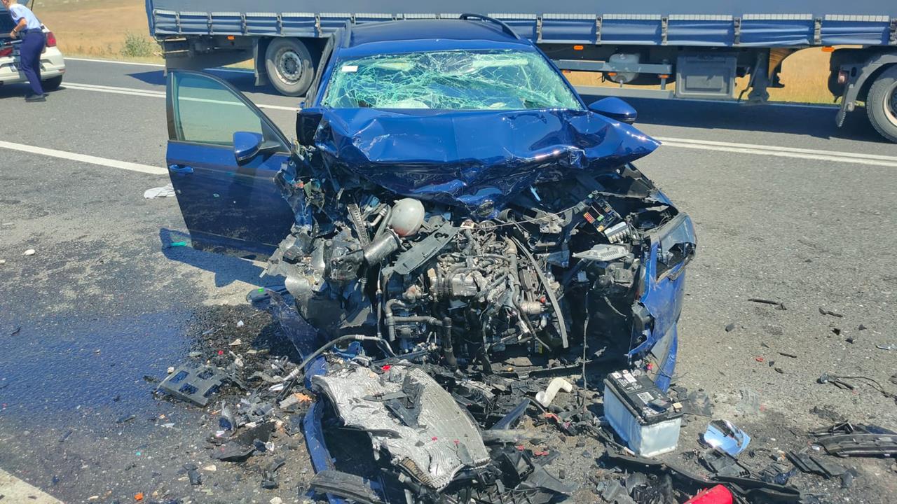 (FOTO) Accident pe DN22: patru persoane au ajuns la spital după ce două mașini s-au ciocnit