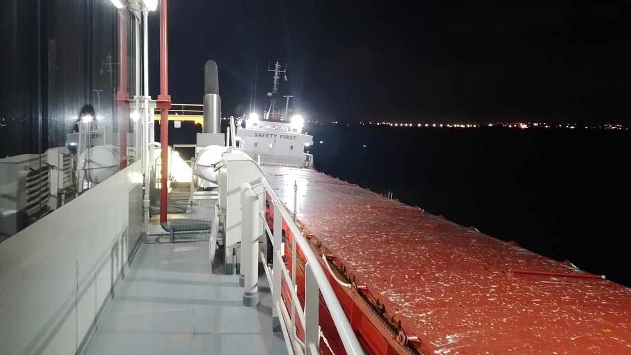 Puntea principală a vaporului în pericol de scufundare din portul Constanța a ieșit de sub apă