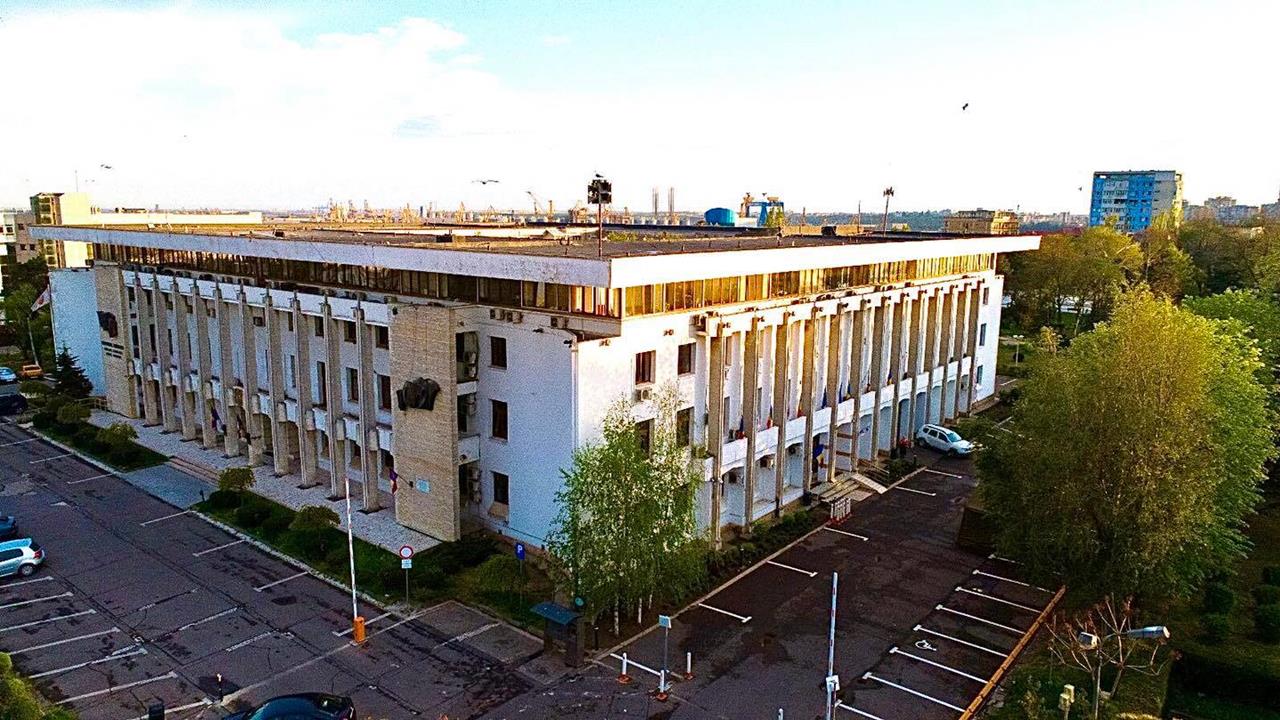 Patronul unui azil de bătrâni din Eforie a încercat să-și dea foc în fața Primăriei Constanța