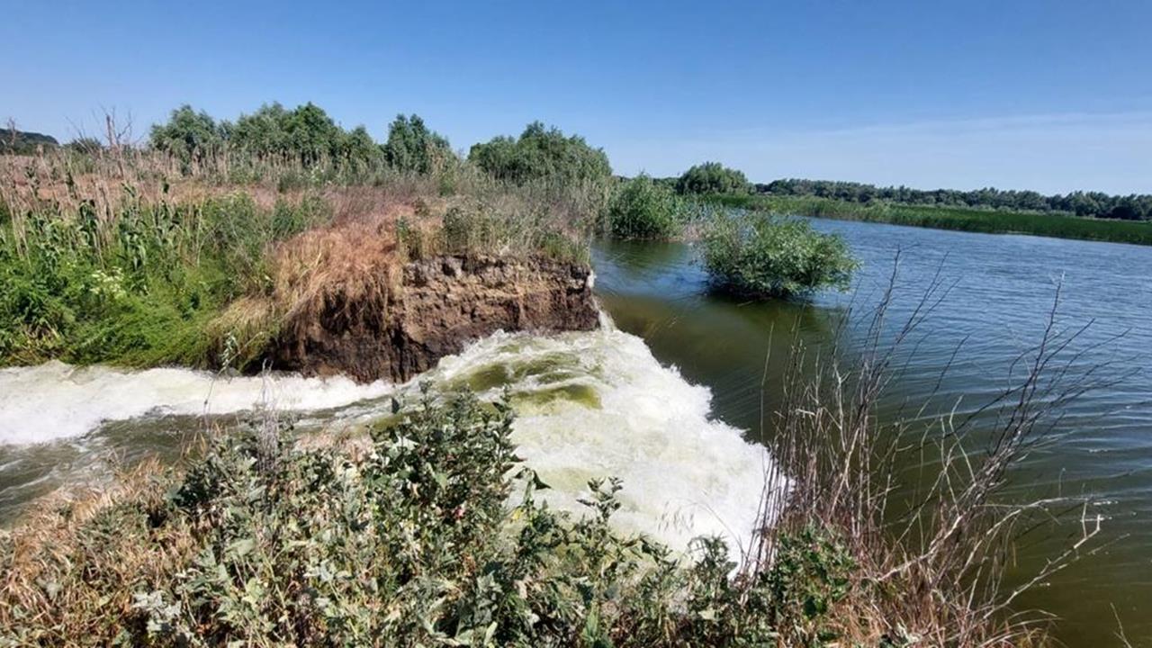 (FOTO) S-a rupt digul de protecție de la Mahmudia, în zona Carasuhat