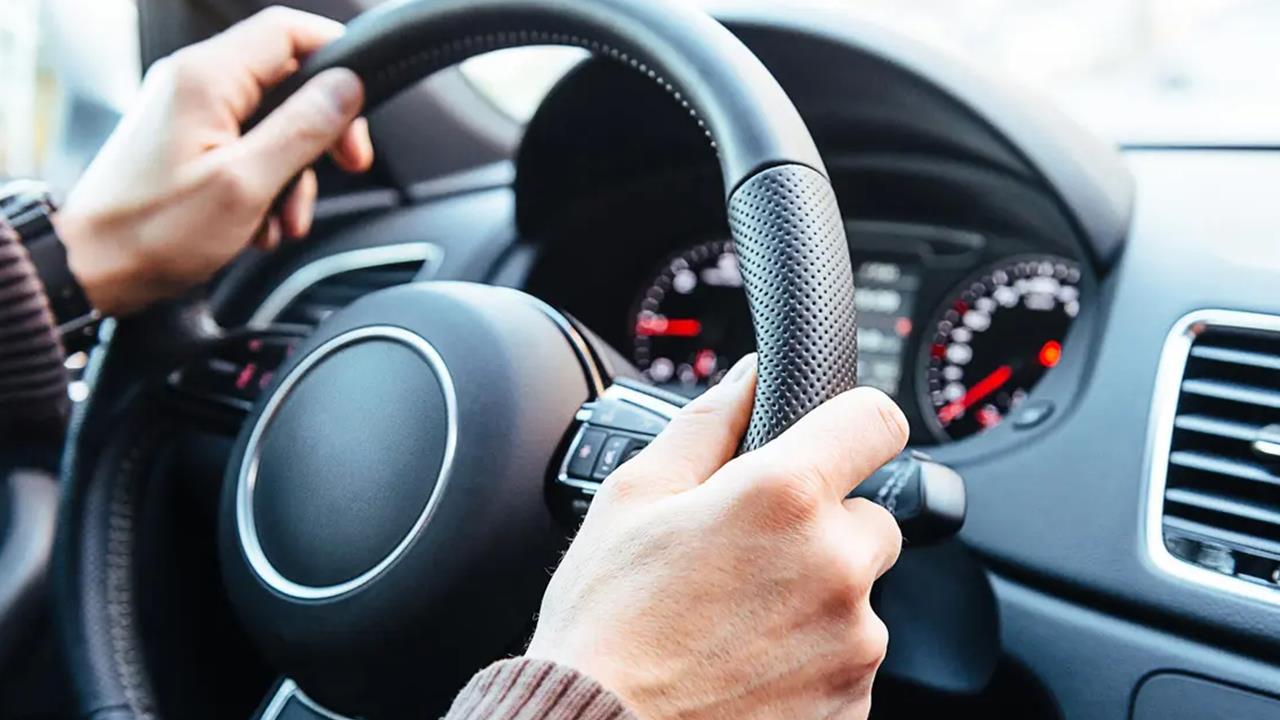 Dosar penal pentru un adolescent de 17 ani prins de oamenii legii la volan, în satul Arsa