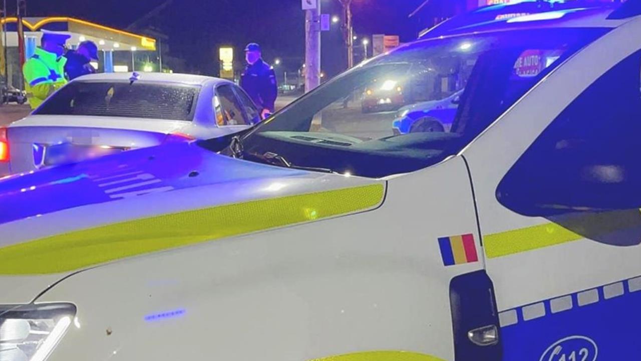 Urmărire în trafic pentru prinderea unui șofer fără permis care nu a oprit la semnalele polițiștilor