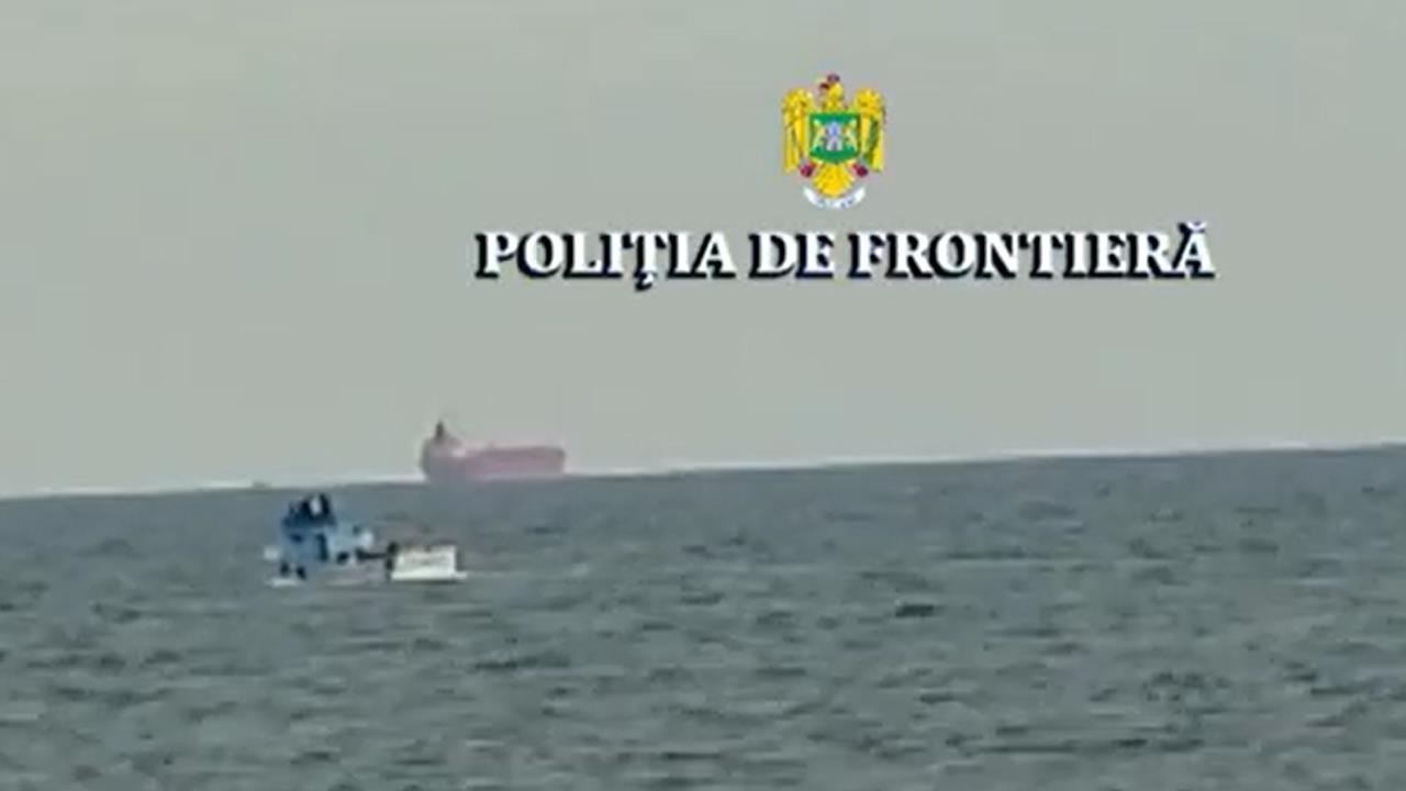 (VIDEO) Misiune de salvare în Marea Neagră: polițiștii de frontieră constănțeni au salvat 47 de persoane aflate în pericol pe o ambarcațiune supraaglomerată