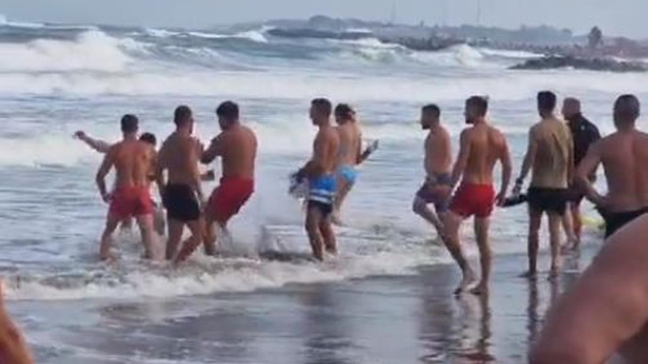 (VIDEO) Bătaie pe plajă, la Eforie Nord. Nemulțumiți că nu sunt lăsați să intre în mare, turiștii au început să împartă pumni și picioare salvamarilor